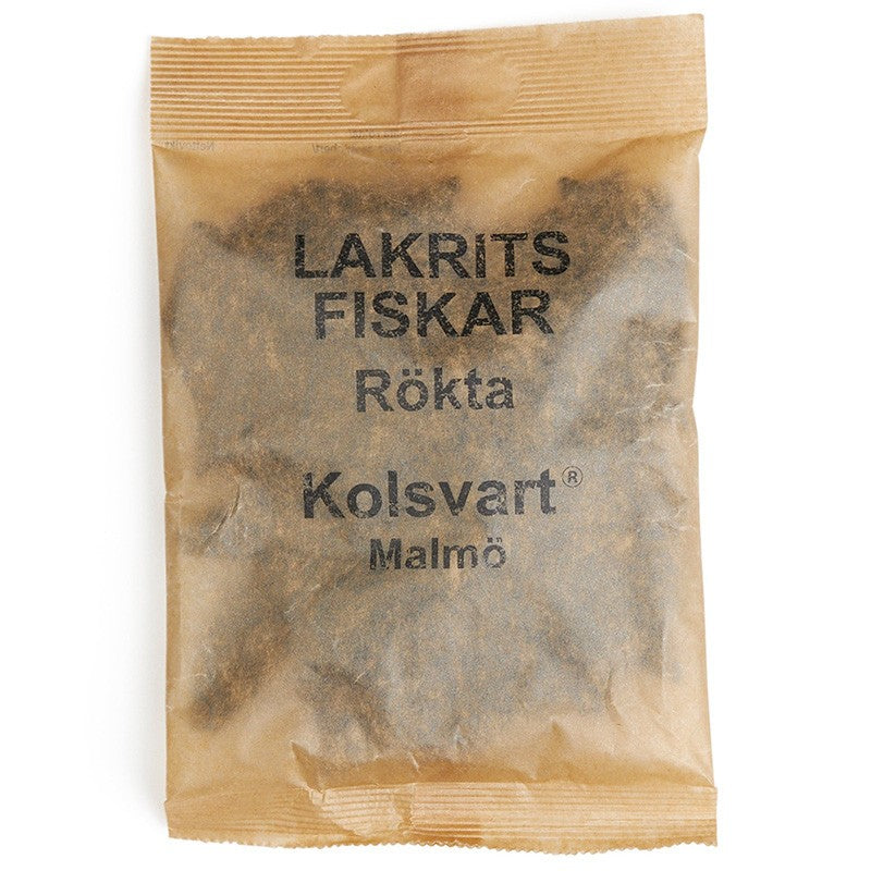 Kolsvart Røget Lakridsfisk – intens salt og røgfyldt gourmetlakrids. Vegansk, glutenfri og håndlavet i Sverige med ægte nordisk smag.