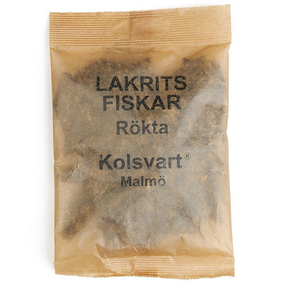 Kolsvart Røget Lakridsfisk – intens salt og røgfyldt gourmetlakrids. Vegansk, glutenfri og håndlavet i Sverige med ægte nordisk smag.