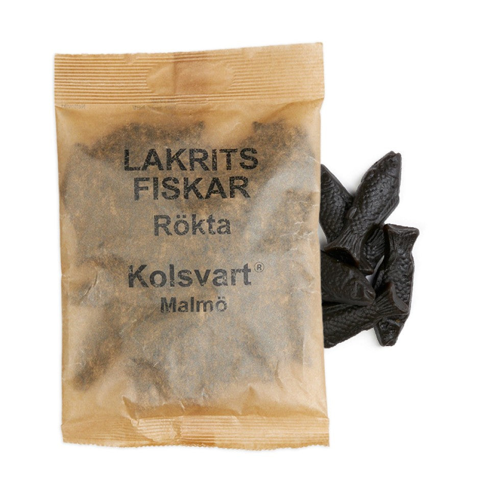 Kolsvart Røget Lakridsfisk – intens salt og røgfyldt gourmetlakrids. Vegansk, glutenfri og håndlavet i Sverige med ægte nordisk smag.