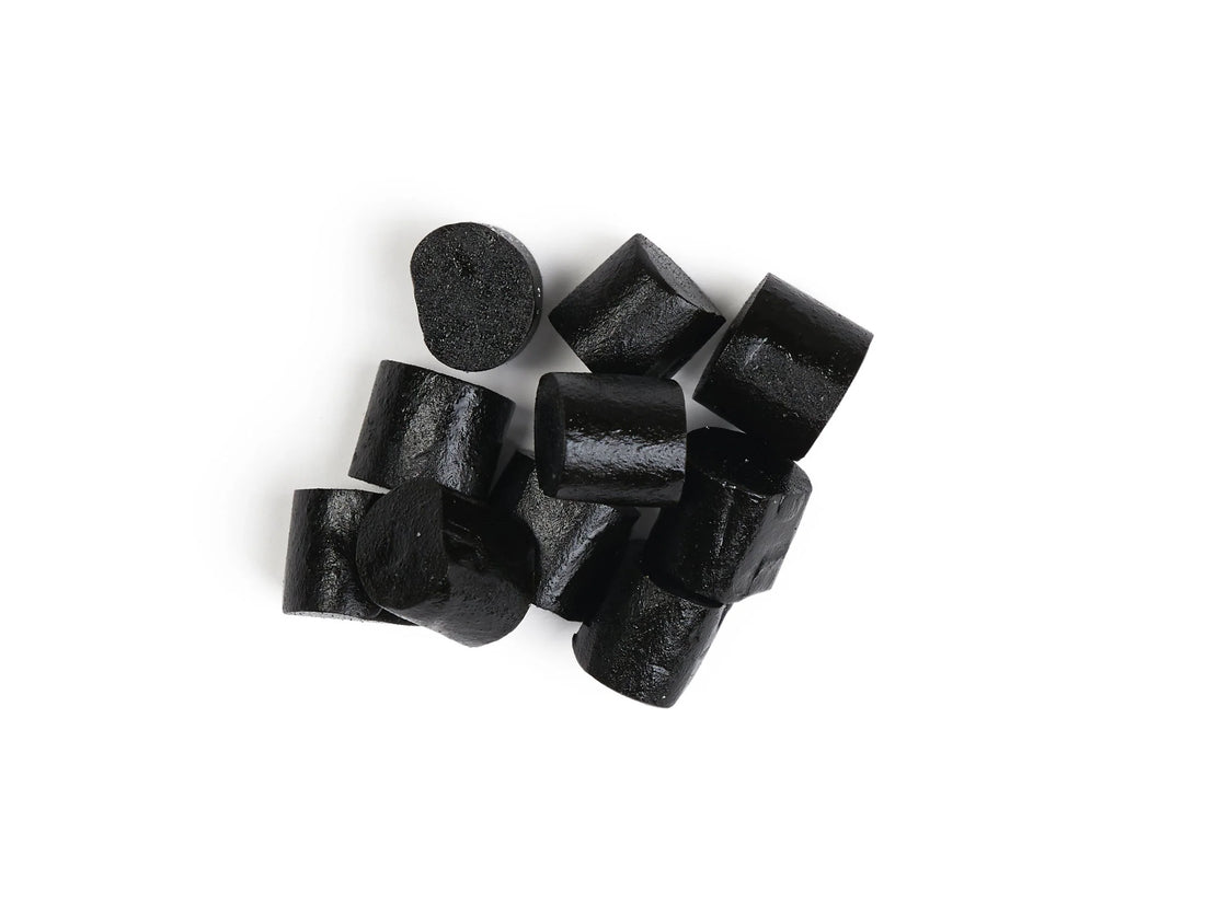 Kolsvart Salt + Havsalt – svensk gourmetlakrids med ekstra havsalt. Vegansk, glutenfri og perfekt balanceret smag af intens lakrids og frisk salt.