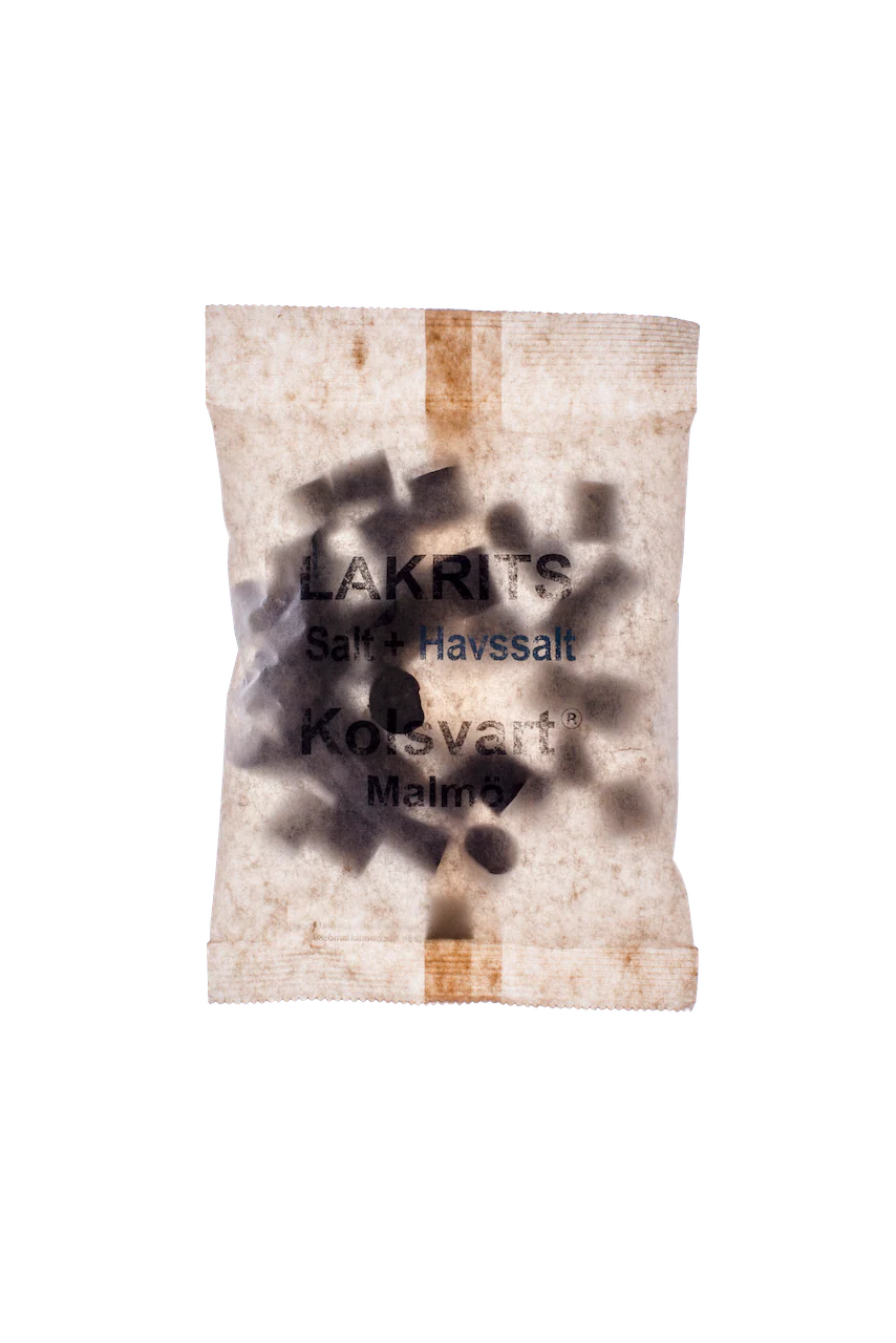 Kolsvart Salt + Havsalt – svensk gourmetlakrids med ekstra havsalt. Vegansk, glutenfri og perfekt balanceret smag af intens lakrids og frisk salt.