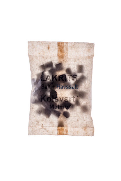 Kolsvart Salt + Havsalt – svensk gourmetlakrids med ekstra havsalt. Vegansk, glutenfri og perfekt balanceret smag af intens lakrids og frisk salt.