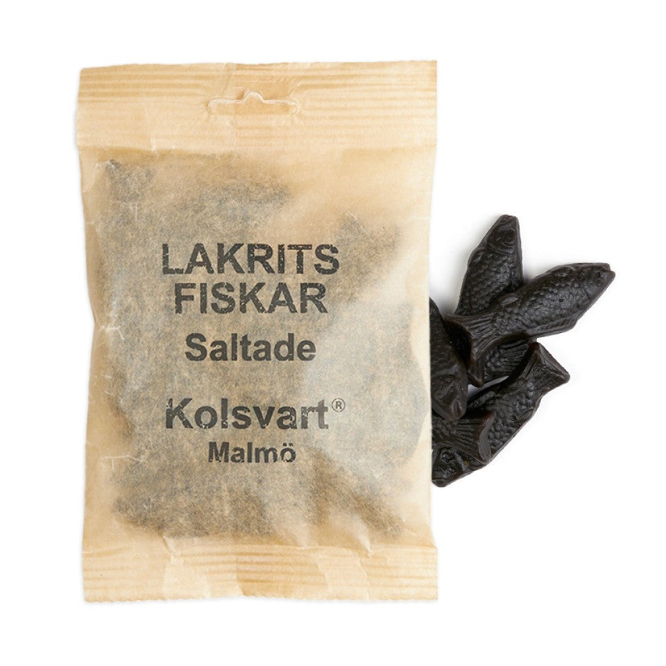 Kolsvart Salt Lakridsfisk – klassisk nordisk gourmetlakrids. Vegansk, glutenfri og håndlavet i Sverige med perfekt balance mellem salt og sødme.