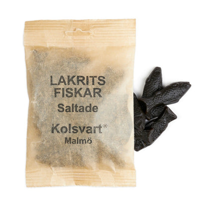 Kolsvart Salt Lakridsfisk – klassisk nordisk gourmetlakrids. Vegansk, glutenfri og håndlavet i Sverige med perfekt balance mellem salt og sødme.