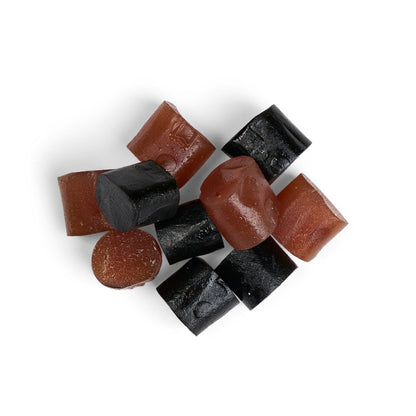 Kolsvart Salt Lakrids &amp; Hindbær – vegansk, glutenfri gourmet slik fra Sverige. En perfekt balance af salt, sødt og friske bær i én unik smag.