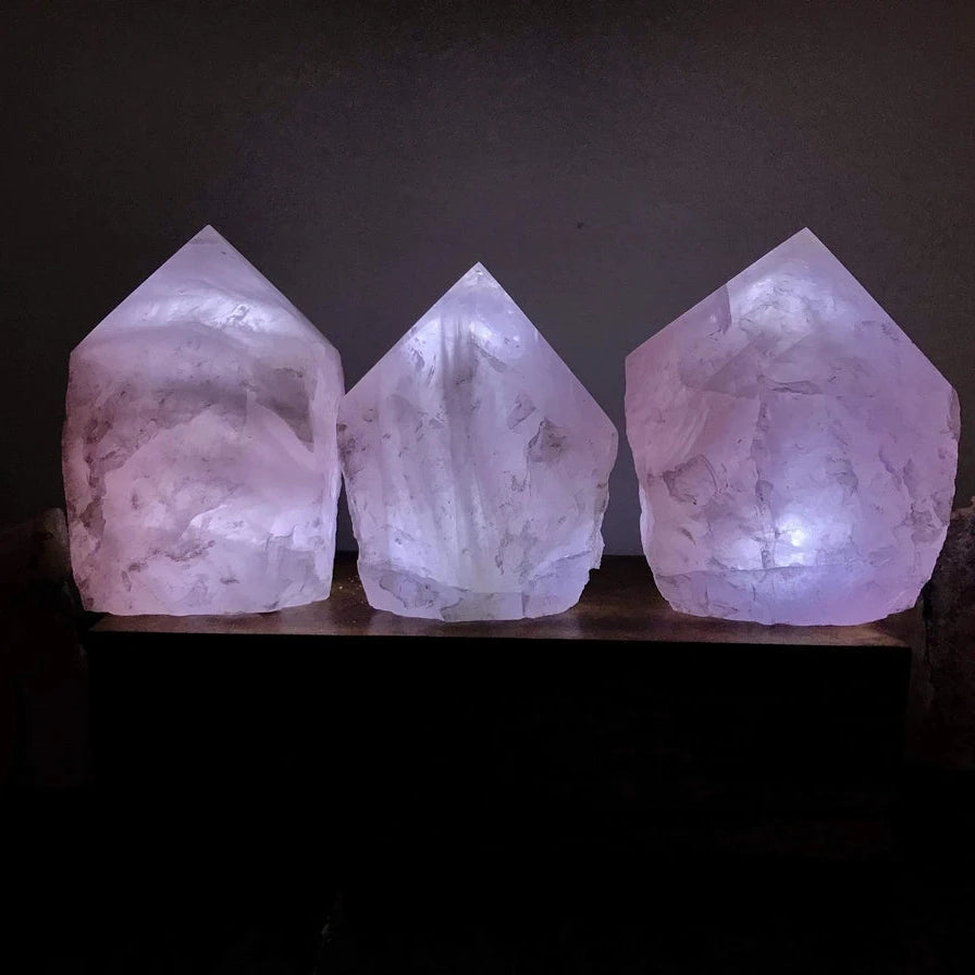 Krystallampe med LED | Selenit, Rosenkvarts &amp; Bjergkrystal