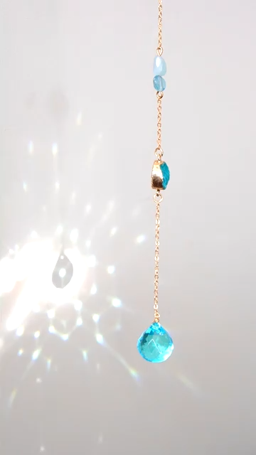 Krystaluro med blå agat & aquamarine – Håndlavet uro med guldkæde | Small