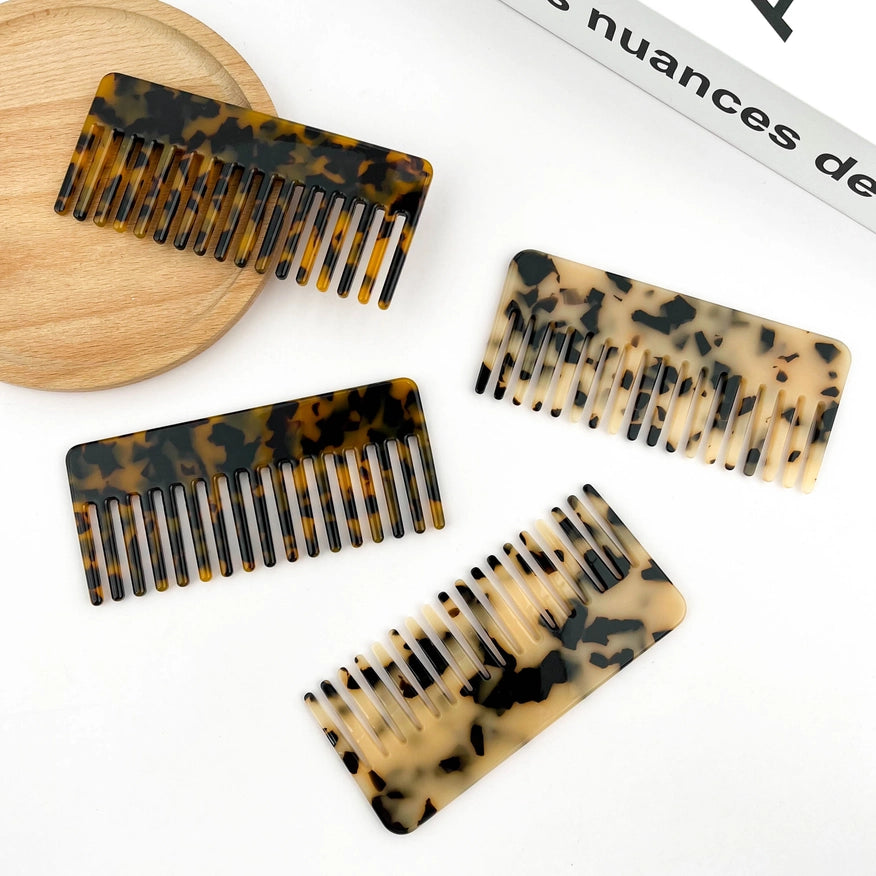 Miljøvenlig Detangling Kam i bio-plastic. Skånsom mod håret, lavet af eukalyptus-baseret acetat. Perfekt til daglig bæredygtig hårpleje.