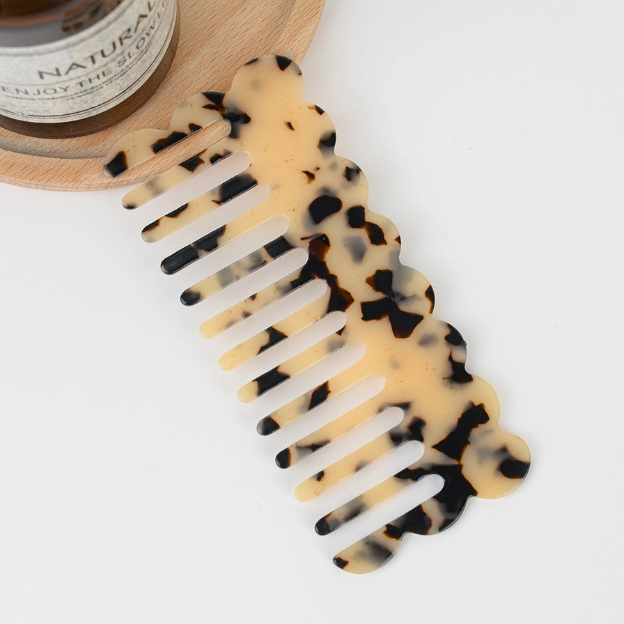 Miljøvenlig Detangling Kam i bio-plastic. Skånsom mod håret, lavet af eukalyptus-baseret acetat. Perfekt til daglig bæredygtig hårpleje.