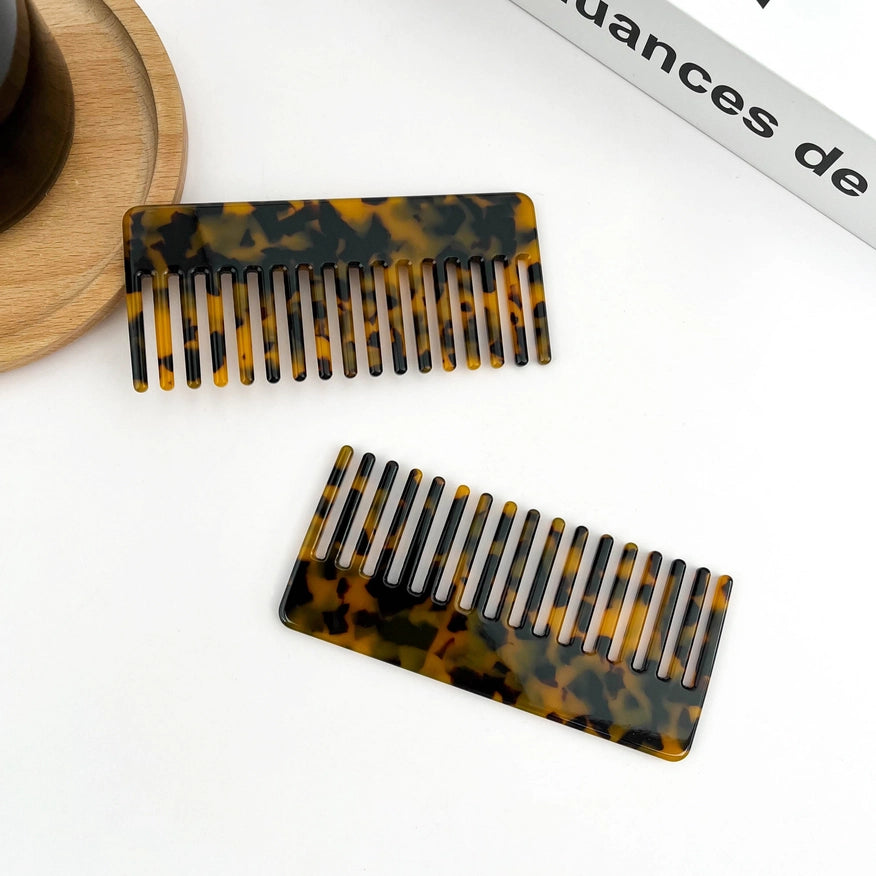 Miljøvenlig Detangling Kam i bio-plastic. Skånsom mod håret, lavet af eukalyptus-baseret acetat. Perfekt til daglig bæredygtig hårpleje.