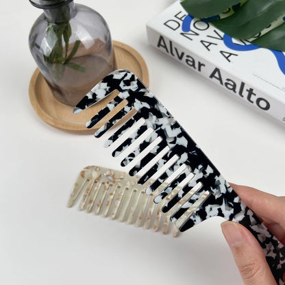 Anti-statisk detangling kam i bæredygtig bioplast. Fremstillet af eukalyptus-acetat – reducerer statisk hår og beskytter håret naturligt.