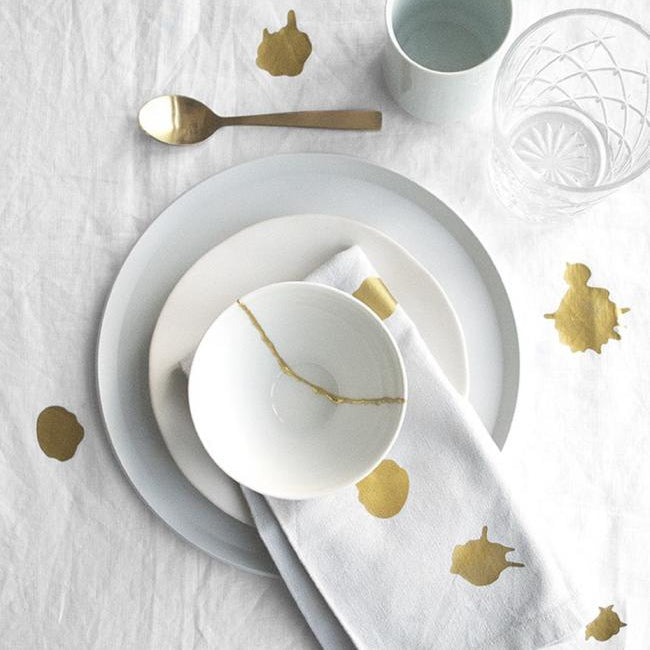 Kintsugi dekorative guldmærker på porcelæn og bordservice