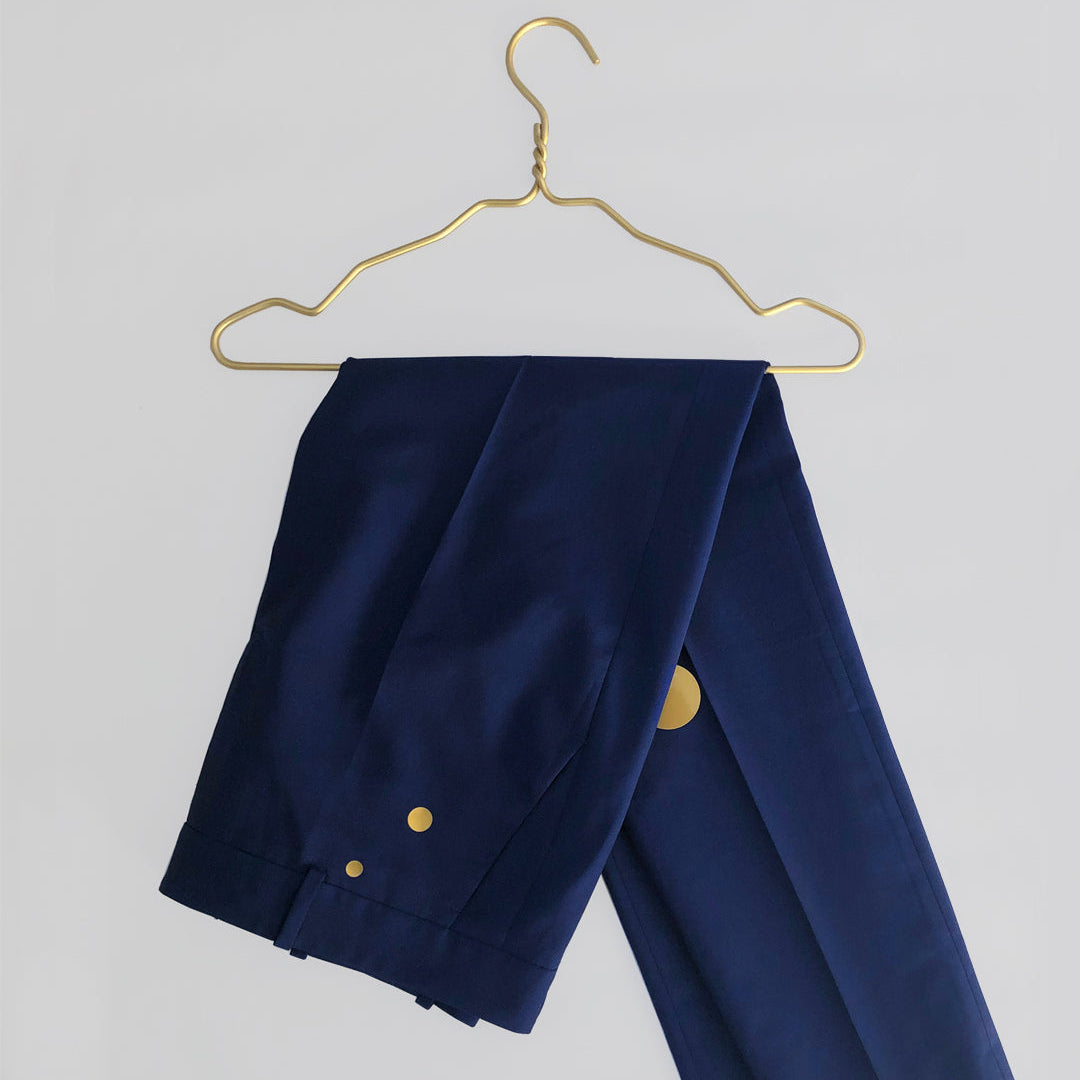 Forvandl pletter og slid til smukke detaljer med ReMarkable strygemærker fra Humade. Kreativ visible mending i mat &amp; blank guld og sølv – reparér tøj med stil.