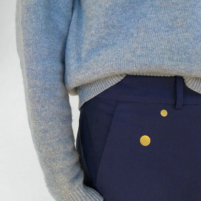 Forvandl pletter og slid til smukke detaljer med ReMarkable strygemærker fra Humade. Kreativ visible mending i mat &amp; blank guld og sølv – reparér tøj med stil.