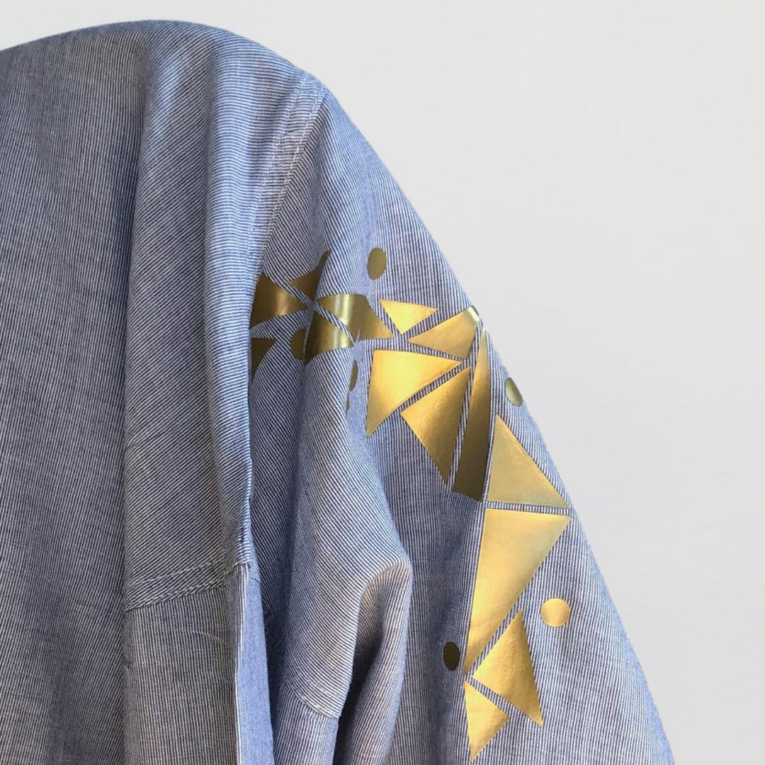 Forvandl pletter og slid til smukke detaljer med ReMarkable strygemærker fra Humade. Kreativ visible mending i mat &amp; blank guld og sølv – reparér tøj med stil.