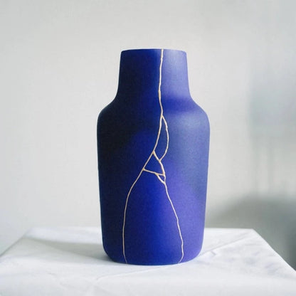 Repareret blå vase med guldkintsugi teknik