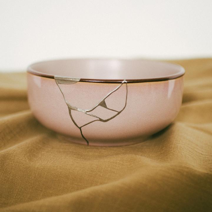 Repareret porcelænsfad med sølvkintsugi teknik