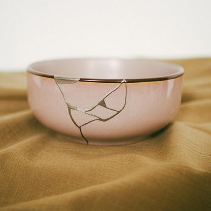 Repareret porcelænsfad med sølvkintsugi teknik