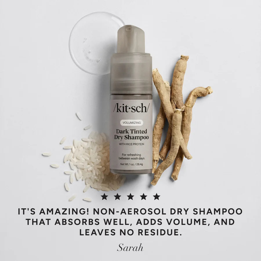 Opfrisk håret med KITSCH Volumizing Dry Shampoo. Ris protein styrker, ashwagandha absorberer olie og puff-applikator giver volumen – uden hvidt skær.