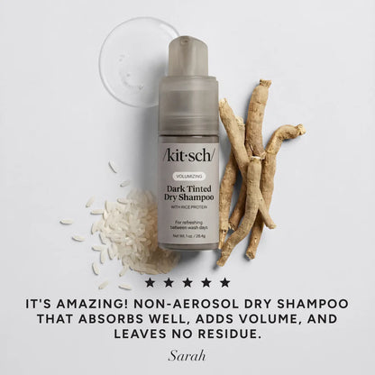 Opfrisk håret med KITSCH Volumizing Dry Shampoo. Ris protein styrker, ashwagandha absorberer olie og puff-applikator giver volumen – uden hvidt skær.