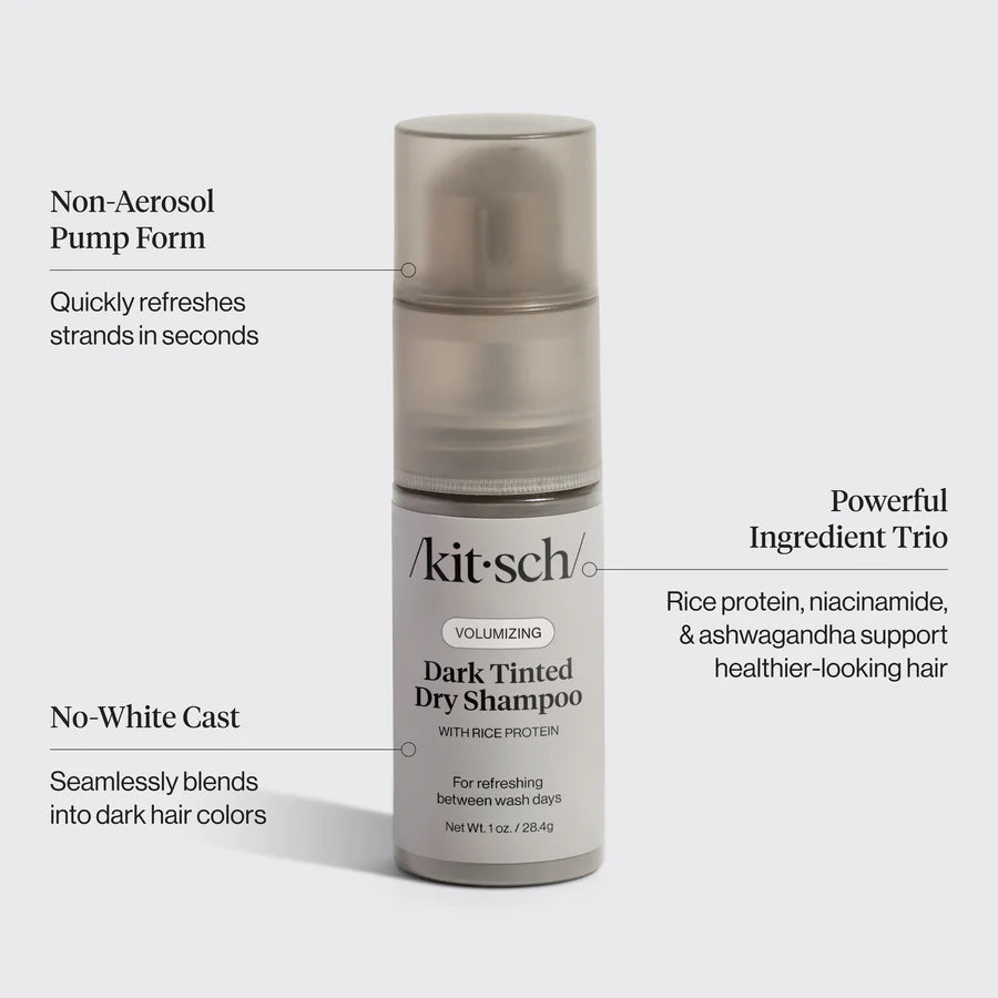 Opfrisk håret med KITSCH Volumizing Dry Shampoo. Ris protein styrker, ashwagandha absorberer olie og puff-applikator giver volumen – uden hvidt skær.