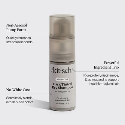 Opfrisk håret med KITSCH Volumizing Dry Shampoo. Ris protein styrker, ashwagandha absorberer olie og puff-applikator giver volumen – uden hvidt skær.