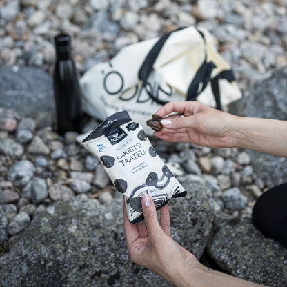 Foodin Lakrids dadler – Økologiske Deglet Nour dadler med intens lakrids | Sund snack