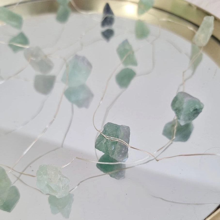 Lyskæde med Regnbue Fluorit Krystaller | Meditate, Refresh & Peace