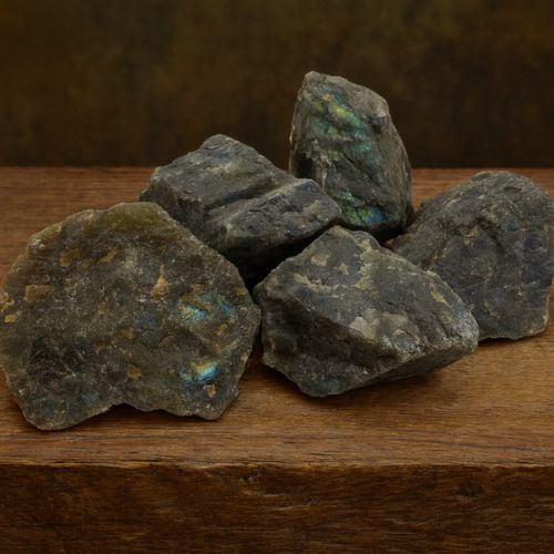 Rå labradorit krystal med smukt blåligt farvespil. Ubehandlet sten til intuition, beskyttelse og personlig transformation. Perfekt til meditation og energiarbejde.