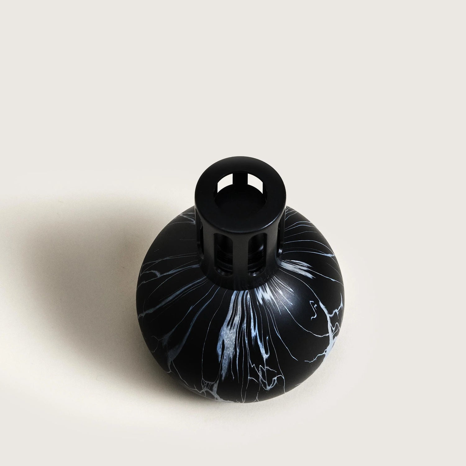 Black Marble Boule duftlampe fra Maison Berger Paris – en elegant katalytisk duftlampe i sort marmorlook, der forener effektiv luftrensning med tidløs, fransk luksus.