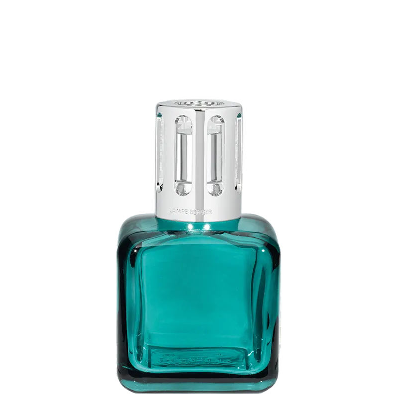 Blue Ice Cube fra Maison Berger Paris – en stilren, kubisk duftlampe med frisk Zest of Verbena, der renser luften og fylder hjemmet med let citrusenergi og moderne elegance.