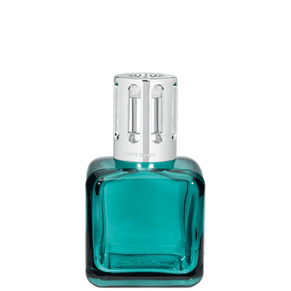 Blue Ice Cube fra Maison Berger Paris – en stilren, kubisk duftlampe med frisk Zest of Verbena, der renser luften og fylder hjemmet med let citrusenergi og moderne elegance.