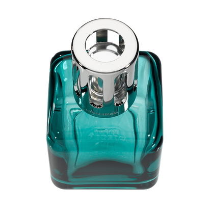 Blue Ice Cube fra Maison Berger Paris – en stilren, kubisk duftlampe med frisk Zest of Verbena, der renser luften og fylder hjemmet med let citrusenergi og moderne elegance.