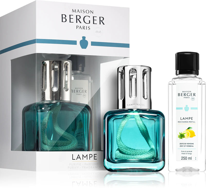 Blue Ice Cube fra Maison Berger Paris – en stilren, kubisk duftlampe med frisk Zest of Verbena, der renser luften og fylder hjemmet med let citrusenergi og moderne elegance.