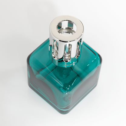 Green Ice Cube duftlampe fra Maison Berger Paris – elegant blågrønt design kombineret med den friske citrusduft Zest of Verbena og effektiv luftrensning