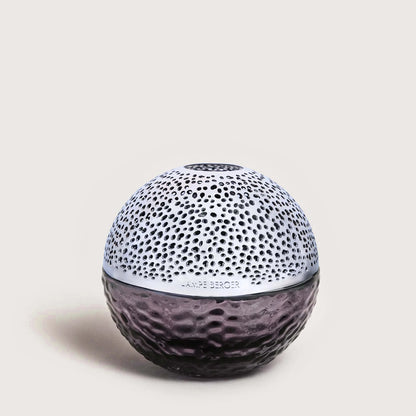 Grey Gravity duftlampe fra Maison Berger Paris – et skulpturelt design inspireret af universets mystik, der renser luften og tilfører hjemmet ro og dybde