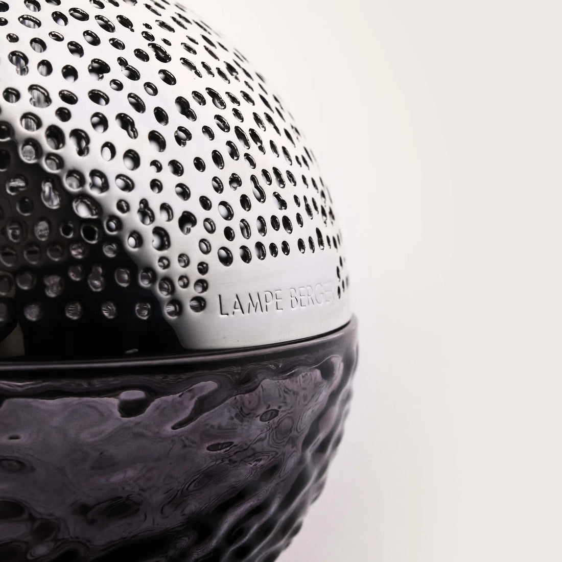 Nærbillede af Maison Berger Grey Gravity Duftlampe med perforeret design