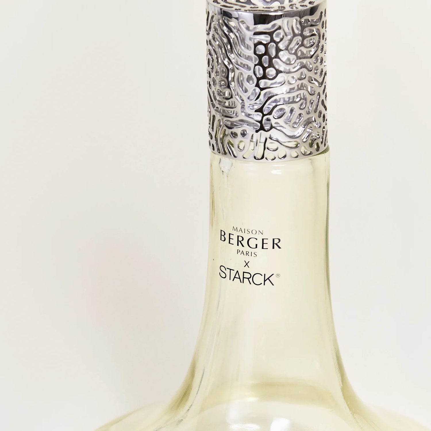 Maison Berger Paris x Philippe Starck Peau d’Ailleurs duftlampe – et ikonisk katalytisk duftlampe-sæt, hvor avantgardistisk design, effektiv luftrensning og en mystisk, mineralsk duft skaber en sanselig rejse ud over det velkendte