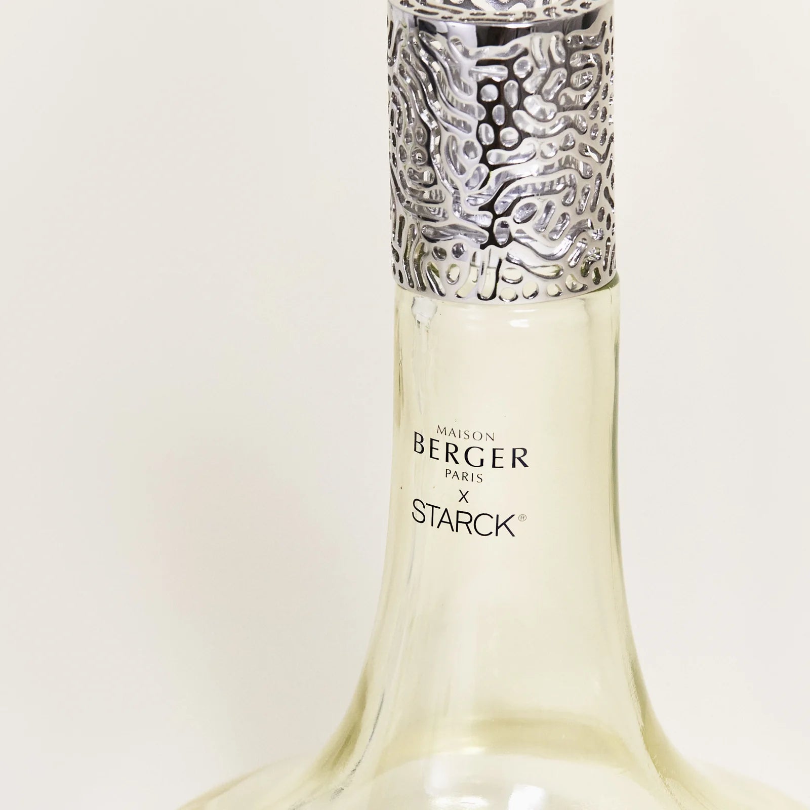 Maison Berger Paris x Philippe Starck Peau d’Ailleurs duftlampe – et ikonisk katalytisk duftlampe-sæt, hvor avantgardistisk design, effektiv luftrensning og en mystisk, mineralsk duft skaber en sanselig rejse ud over det velkendte