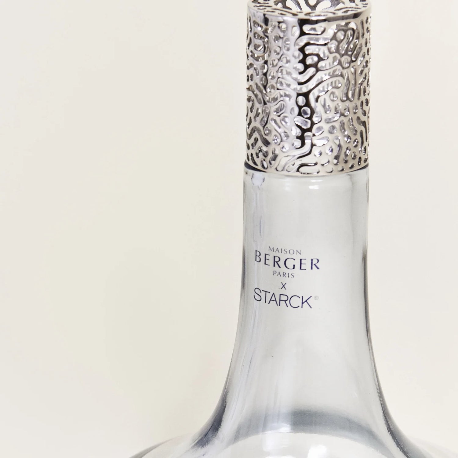 Maison Berger x Philippe Starck Peau de Pierre duftlampe – et ikonisk katalytisk duftlampe sæt, hvor laboratorieinspireret design, effektiv luftrensning og en sensuel, mineralsk duft smelter sammen