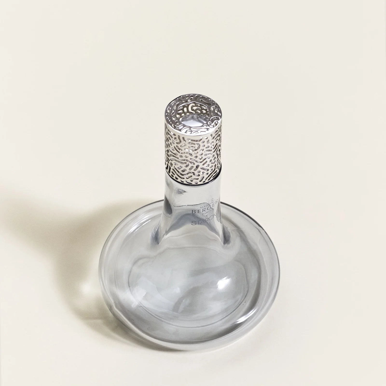 Maison Berger x Philippe Starck Peau de Pierre duftlampe – et ikonisk katalytisk duftlampe sæt, hvor laboratorieinspireret design, effektiv luftrensning og en sensuel, mineralsk duft smelter sammen