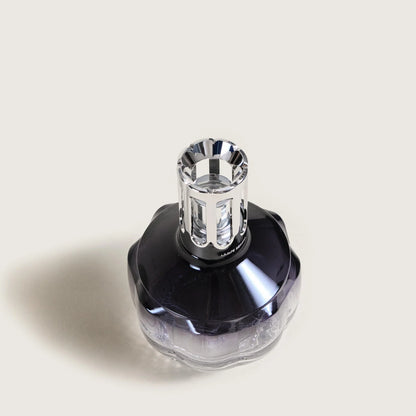 Maison Berger Paris Molecule duftlampe i Plum – et skulpturelt design af Serge Rusak, hvor dyb lilla elegance møder effektiv luftrensning og moderne fransk æstetik