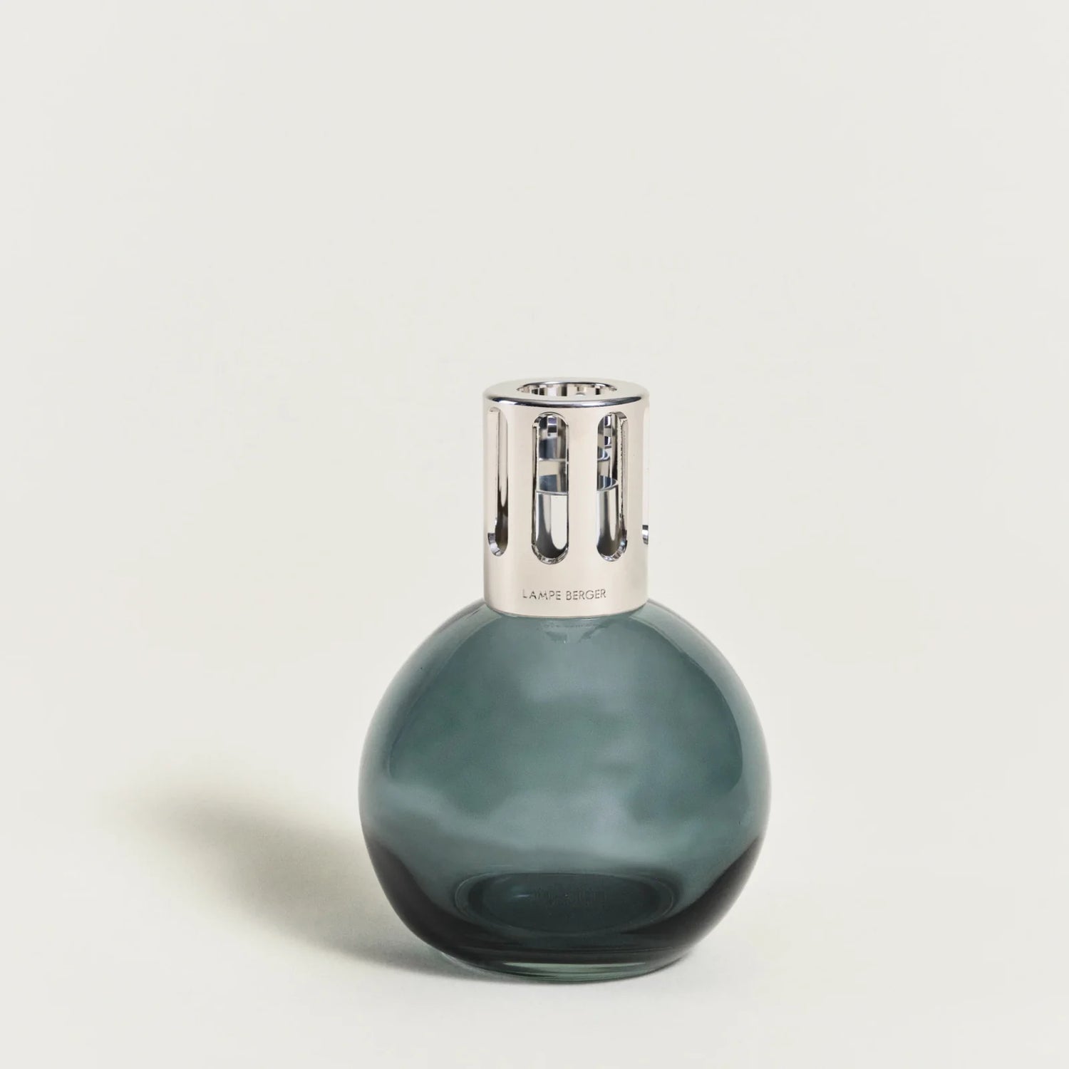 Maison Berger Paris Smokey Grey Boule – en moderne klassiker i røgfarvet glas, hvor bløde former, sølvtone og katalytisk luftrensning skaber et stilrent og harmonisk hjem