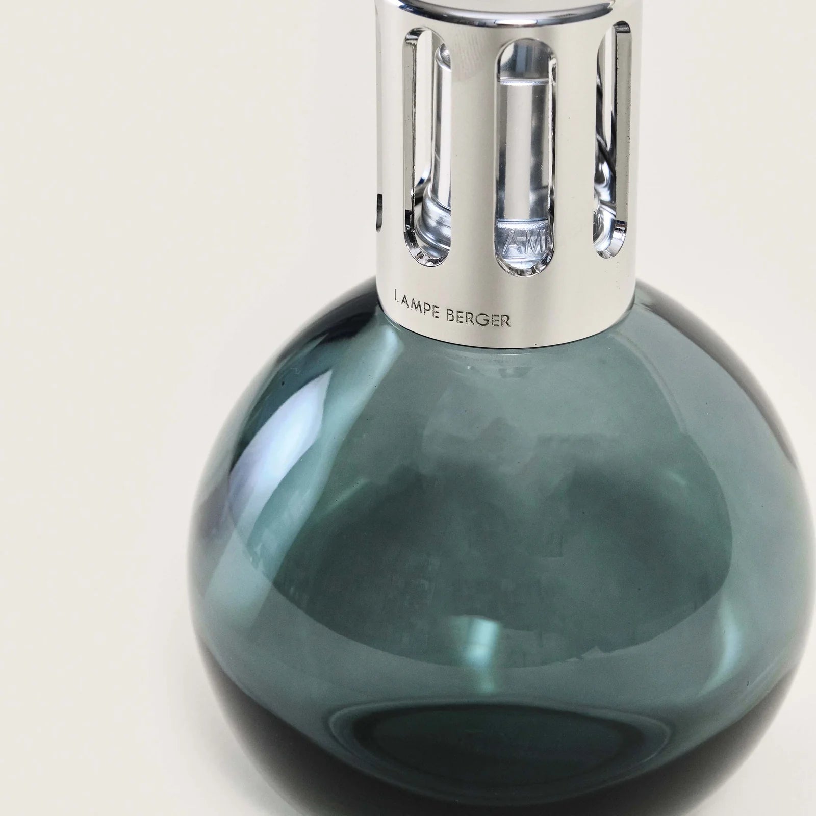 Maison Berger Paris Smokey Grey Boule – en moderne klassiker i røgfarvet glas, hvor bløde former, sølvtone og katalytisk luftrensning skaber et stilrent og harmonisk hjem