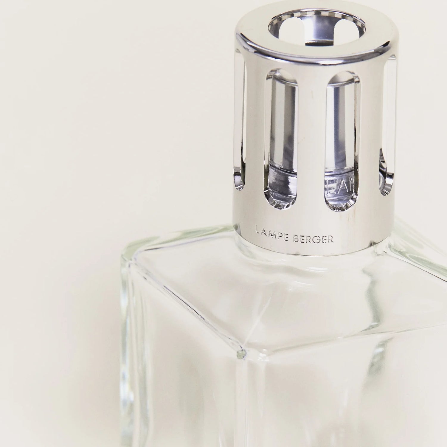 Maison Berger Essential duftlampe fra Maison Berger Paris – et elegant startsæt, der renser luften effektivt og giver dig valget mellem frisk havbrise eller helt neutral luft