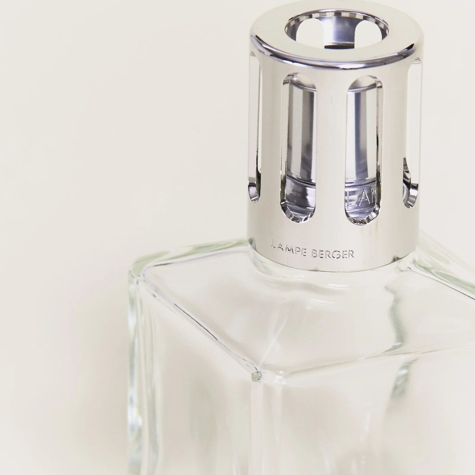 Maison Berger Essential duftlampe fra Maison Berger Paris – et elegant startsæt, der renser luften effektivt og giver dig valget mellem frisk havbrise eller helt neutral luft