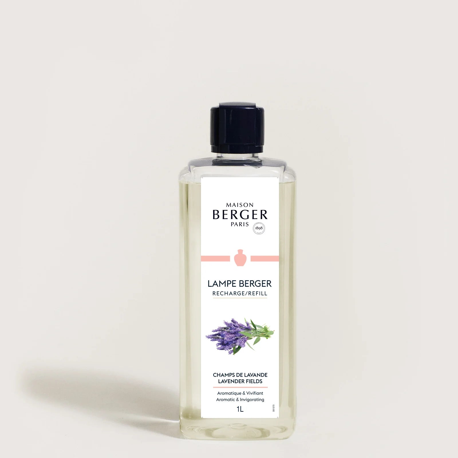Bring den friske og beroligende duft af Provence`s lavendel marker ind i dit hjem med Lavender Fields - en herlig duft af lavendel, eukalyptus og pære.