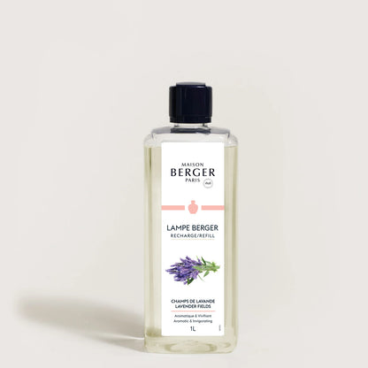 Bring den friske og beroligende duft af Provence`s lavendel marker ind i dit hjem med Lavender Fields - en herlig duft af lavendel, eukalyptus og pære.