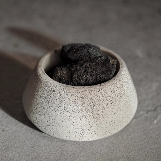 Dekorativ beton skål med lavasten til æteriske olier. Naturlig potpourri diffuser der absorberer og frigiver duft langsomt – perfekt til aromaterapi og boligindretning.