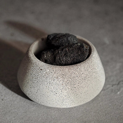 Dekorativ beton skål med lavasten til æteriske olier. Naturlig potpourri diffuser der absorberer og frigiver duft langsomt – perfekt til aromaterapi og boligindretning.